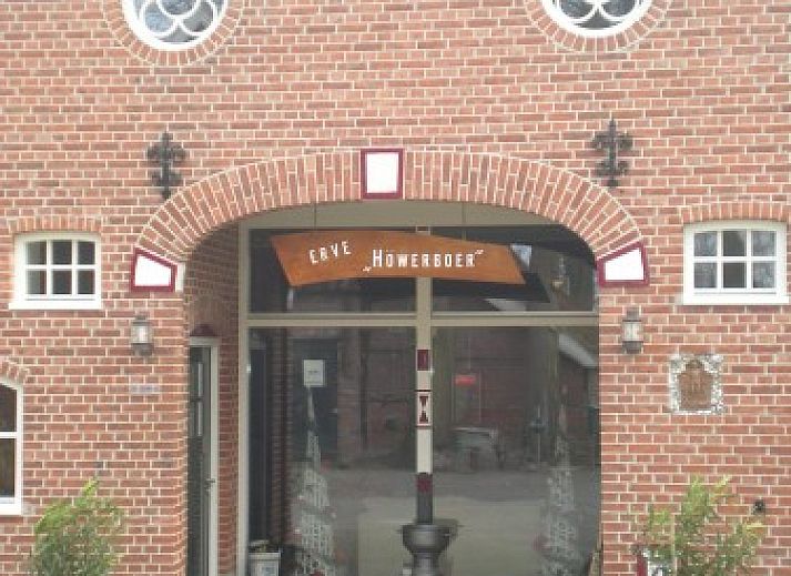 Erve Howerboer in Ootmarsum, Twente, een charmante bed and breakfast met traditionele bakstenen gevel en uitnodigend terras.