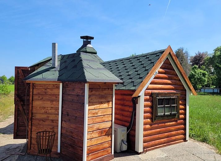 Gemuetliches Holzferienhaus in Overdinkel, Twente, Overijssel, umgeben von gruener Natur.