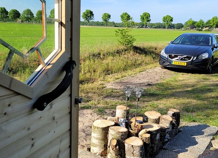 Gemuetliches Holzferienhaus in Overdinkel, Twente, Overijssel, umgeben von gruener Natur.