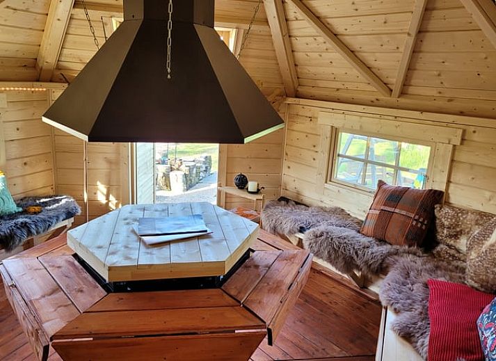 Charmanter Aussenbereich des Ferienhauses in Overdinkel, Twente, mit Holzterrasse und Gartenmoebeln.