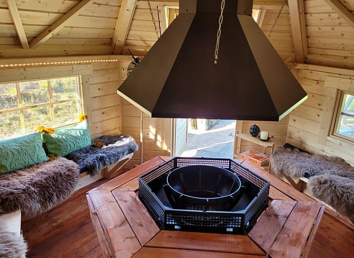 Charmanter Aussenbereich des Ferienhauses in Overdinkel, Twente, mit Holzterrasse und Gartenmoebeln.