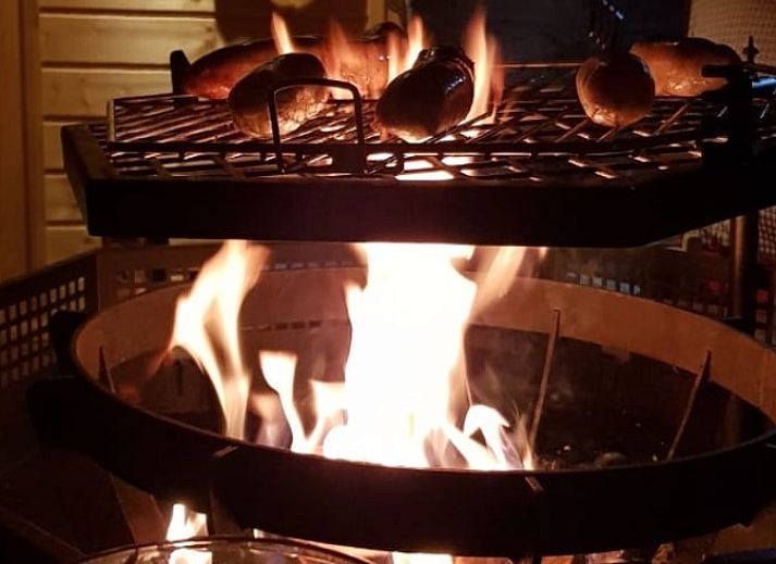 Gemuetliche Einrichtung des Ferienhauses in Overdinkel, Twente, mit bequemer Sitzecke und Bett.