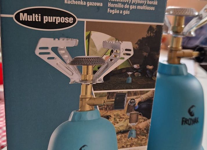 Gemuetliche Einrichtung des Ferienhauses in Overdinkel, Twente, mit bequemer Sitzecke und Bett.