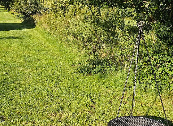 Rueckseite des Ferienhauses in Overdinkel, Twente, mit Blick auf weite Wiesen.