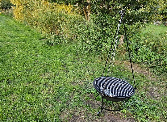 Rueckseite des Ferienhauses in Overdinkel, Twente, mit Blick auf weite Wiesen.