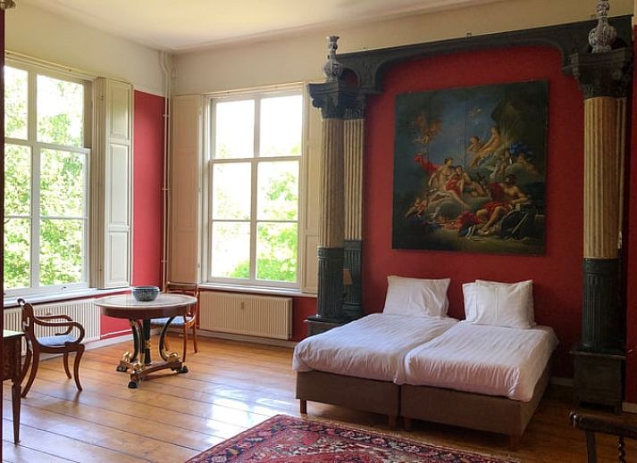 Vakantiehuis in Driebergen, een kasteelachtige bed and breakfast op de Utrechtse Heuvelrug, omringd door groene natuur.