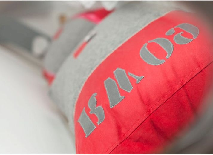 Kleurrijke haken in de keuken van Vakantiehuis in Oudewater, Utrecht. Praktisch en stijlvol verblijf.