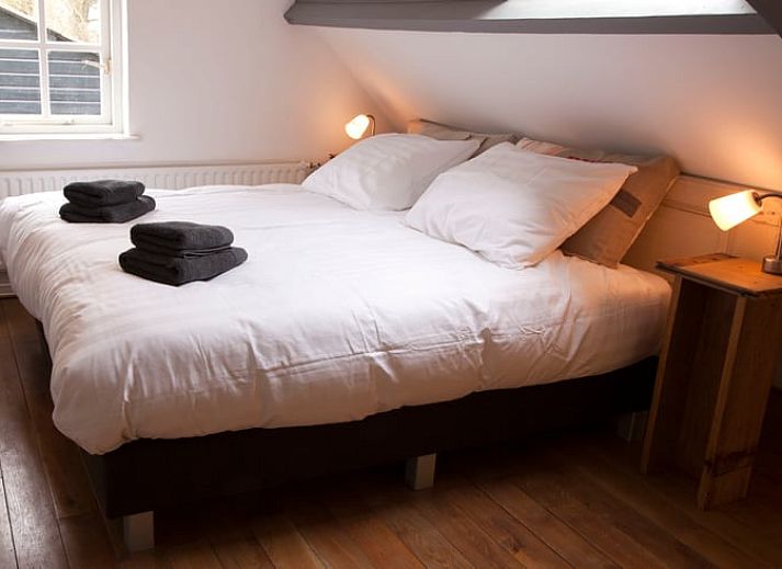 Kleurrijke haken in de keuken van Vakantiehuis in Oudewater, Utrecht. Praktisch en stijlvol verblijf.