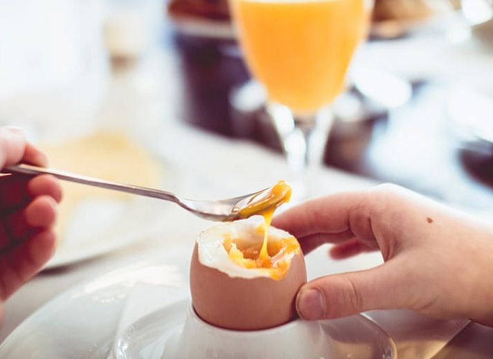 Stijlvolle badkamerdeur in Vakantiehuis in Oudewater, Utrecht. Comfort en privacy verzekerd.