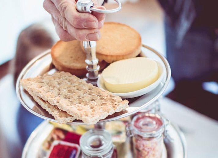 Moderne badkamer met tegelwerk in Vakantiehuis in Oudewater, Utrecht. Luxe bed and breakfast faciliteiten.