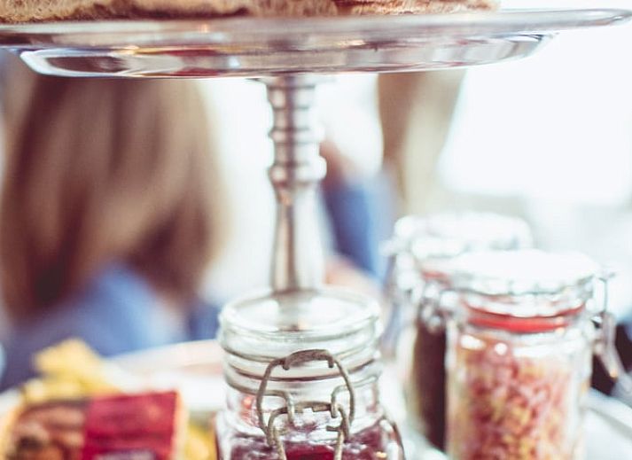 Moderne badkamer met tegelwerk in Vakantiehuis in Oudewater, Utrecht. Luxe bed and breakfast faciliteiten.
