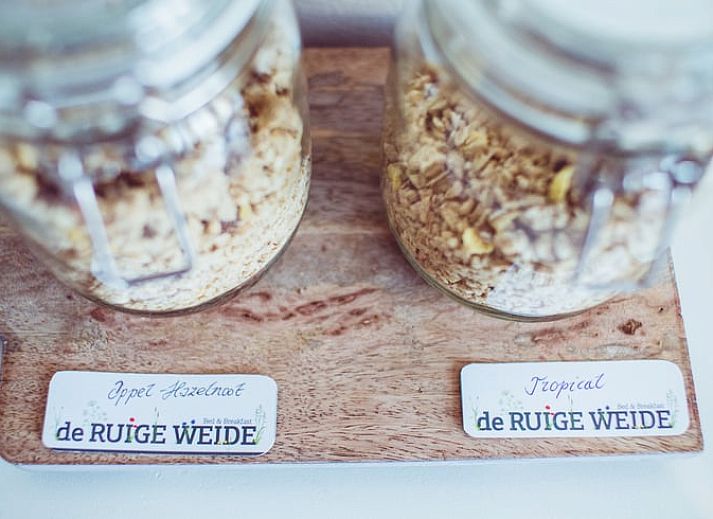 Moderne badkamer met tegelwerk in Vakantiehuis in Oudewater, Utrecht. Luxe bed and breakfast faciliteiten.