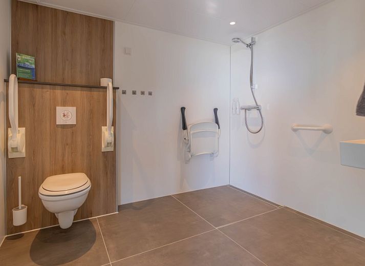 Modern lodge with terrace and garden at Buitenplaats Hotel, bed and breakfast in Ellemeet, Schouwen-Duiveland, Zeeland.