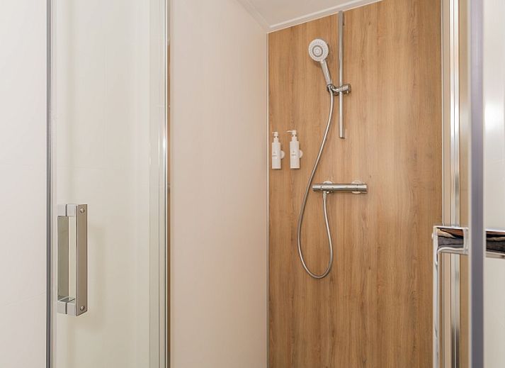 Modern lodge with terrace and garden at Buitenplaats Hotel, bed and breakfast in Ellemeet, Schouwen-Duiveland, Zeeland.