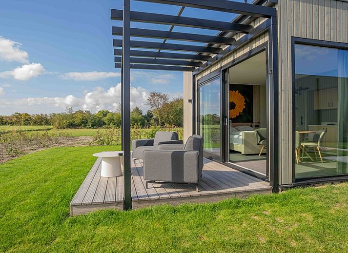 Modern lodge with terrace and garden at Buitenplaats Hotel, bed and breakfast in Ellemeet, Schouwen-Duiveland, Zeeland.
