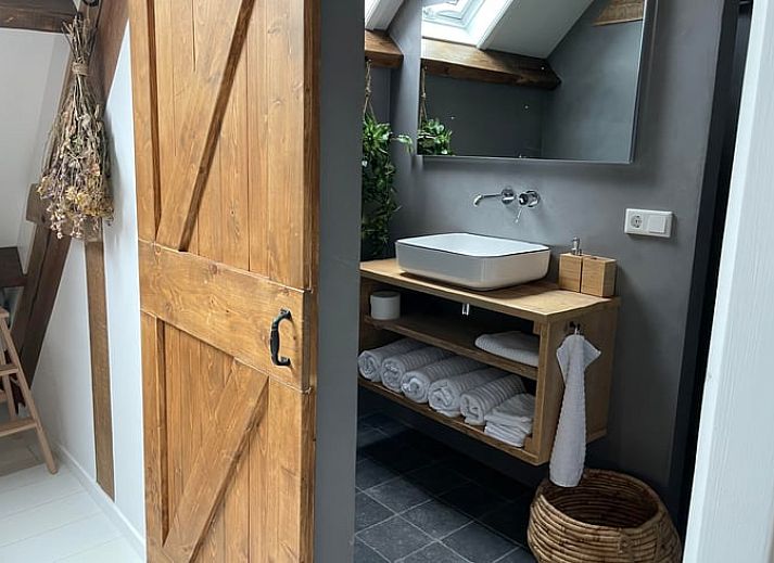 Wooden beams and cozy sitting area in Cottage in Arnemuiden, accommodation in Walcheren.