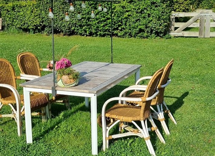 Veerpont over rivier in Zuid-Beijerland, dichtbij DE DIJK bed and breakfast, een uniek verblijf.