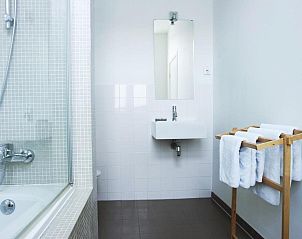 Moderne badkamer bij Alberti - Bed & Bike, bed and breakfast in Rotterdam, Zuid-Holland.