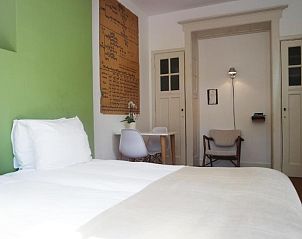 Ruime slaapkamer met groen accent bij Alberti - Bed & Bike, bed and breakfast in Rotterdam, Zuid-Holland.