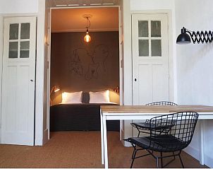 Sfeervolle slaapkamer met kunst bij Alberti - Bed & Bike, bed and breakfast in Rotterdam, Zuid-Holland.