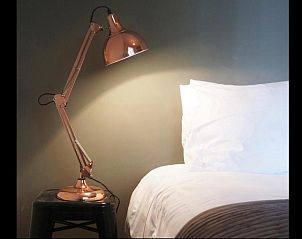 Stijlvolle lamp in slaapkamer van Alberti - Bed & Bike, bed and breakfast in Rotterdam, Zuid-Holland.