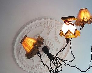 Unieke plafondlamp in Alberti - Bed & Bike, bed and breakfast in Rotterdam, Zuid-Holland.