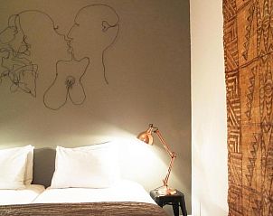 Moderne slaapkamer met kunstwerk bij Alberti - Bed & Bike, bed and breakfast in Rotterdam, Zuid-Holland.