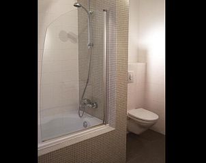 Stijlvolle badkamer met douche bij Alberti - Bed & Bike, bed and breakfast in Rotterdam, Zuid-Holland.