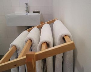 Frisse handdoeken in badkamer van Alberti - Bed & Bike, bed and breakfast in Rotterdam, Zuid-Holland.