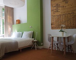 Lichte slaapkamer met groen accent bij Alberti - Bed & Bike, bed and breakfast in Rotterdam, Zuid-Holland.