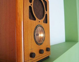Vintage radio in Alberti - Bed & Bike, bed and breakfast in Rotterdam, Zuid-Holland.