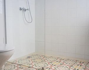 Stijlvolle badkamer met kleurrijke tegels bij Alberti - Bed & Bike, bed and breakfast in Rotterdam, Zuid-Holland.