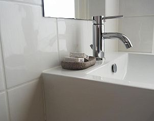Moderne wastafel in badkamer van Alberti - Bed & Bike, bed and breakfast in Rotterdam, Zuid-Holland.