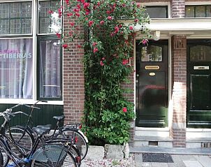 Buitenkant met fietsen bij Alberti - Bed & Bike, bed and breakfast in Rotterdam, Zuid-Holland.