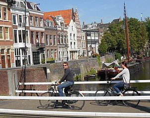 Fietsen langs de grachten nabij Alberti - Bed & Bike, bed and breakfast in Rotterdam, Zuid-Holland.