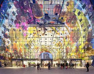 Indrukwekkende Markthal in de buurt van Alberti - Bed & Bike, bed and breakfast in Rotterdam, Zuid-Holland.