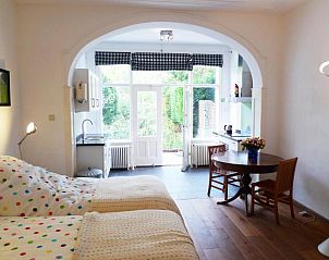 Gezellige binnenruimte van Bed & Breakfast Walenburg, Rotterdam, met uitzicht op de tuin.