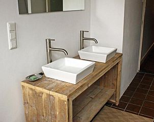 Moderne badkamer met dubbele wastafel in Bed & Breakfast Walenburg, Rotterdam.