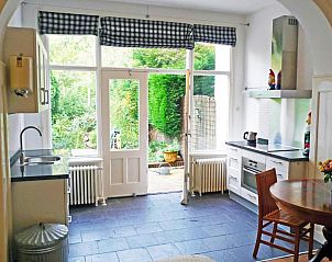 Keuken met uitzicht op de tuin bij Bed & Breakfast Walenburg in Rotterdam, Zuid-Holland.