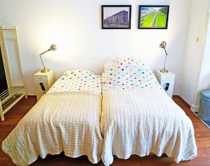 Gezellige slaapkamer met tweepersoonsbed in Bed & Breakfast Walenburg, Rotterdam.