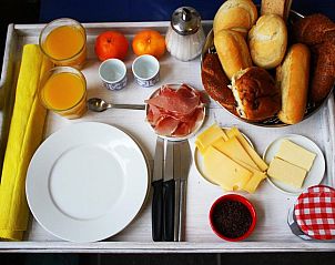Ontbijt met verse broodjes bij Bed & Breakfast Walenburg, Rotterdam, Zuid-Holland.