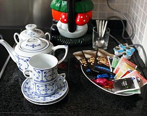 Porseleinen servies en thee bij Bed & Breakfast Walenburg, Rotterdam, Zuid-Holland.