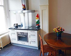 Moderne keuken met tafel bij Bed & Breakfast Walenburg, Rotterdam, Zuid-Holland.
