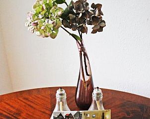 Bloemstuk en kaart bij Bed & Breakfast Walenburg, Rotterdam, Zuid-Holland.