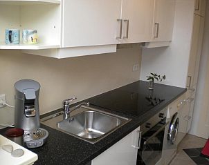 Moderne keuken in Bed & Breakfast Maria, Rotterdam, compleet met apparatuur en kastruimte.