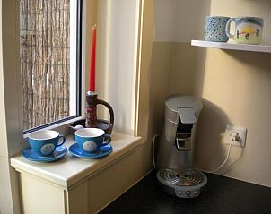 Gezellige koffienook met uitzicht bij Bed & Breakfast Maria in Rotterdam, inclusief koffiezetapparaat.