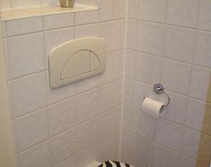 Netjes ingerichte badkamer bij Bed & Breakfast Maria in Rotterdam met modern sanitair.