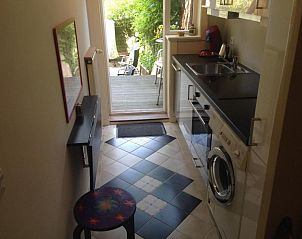 Keukenuitzicht op terras bij Bed & Breakfast Maria in Rotterdam, met toegang tot buitenruimte.