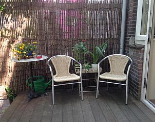 Intiem terras bij Bed & Breakfast Maria in Rotterdam met zitgelegenheid en planten.