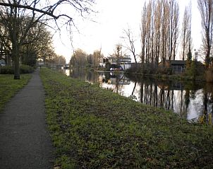 Pittoresk kanaal nabij Bed & Breakfast Maria in Rotterdam, ideaal voor een ochtendwandeling.